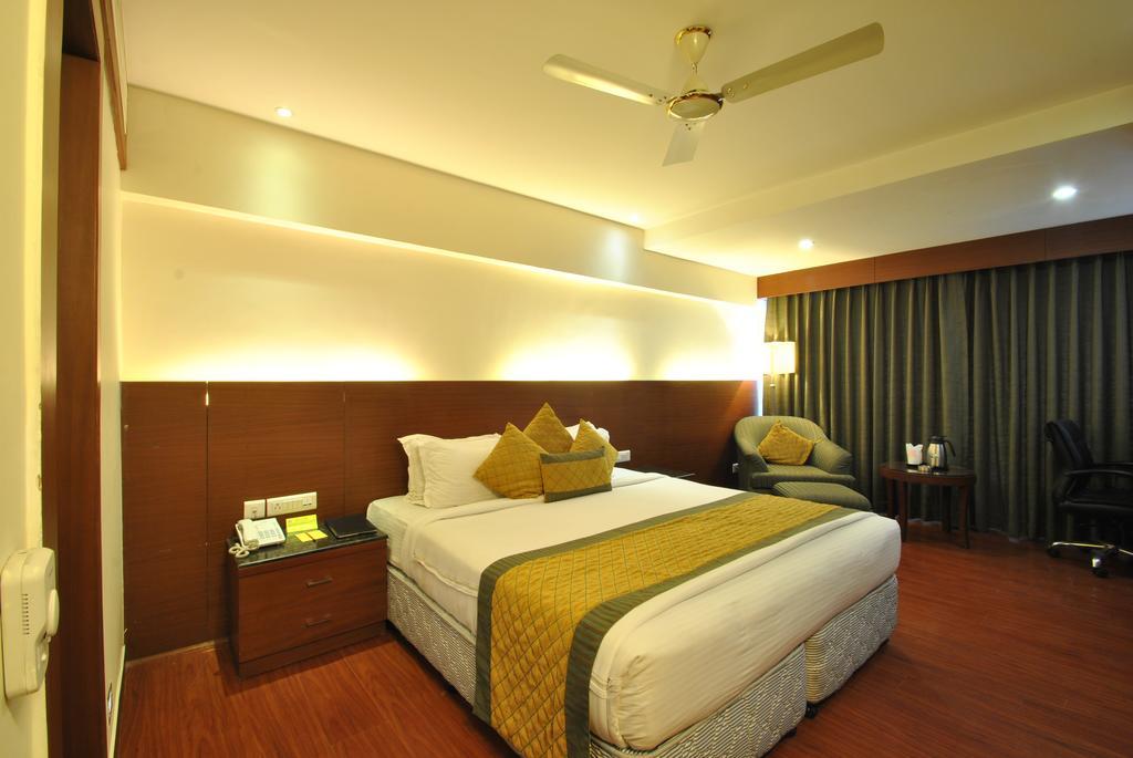 Hotel Royal Cliff Kanpur Exterior foto
