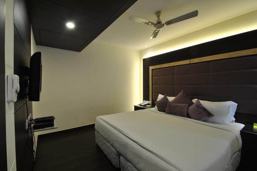 Hotel Royal Cliff Kanpur Exterior foto