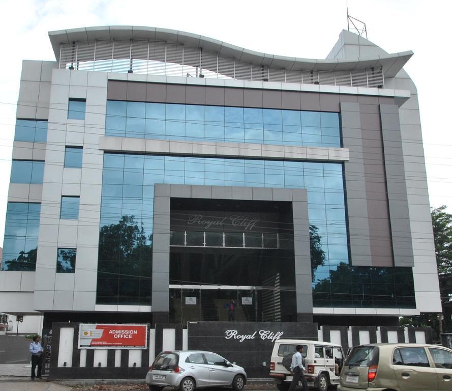 Hotel Royal Cliff Kanpur Exterior foto