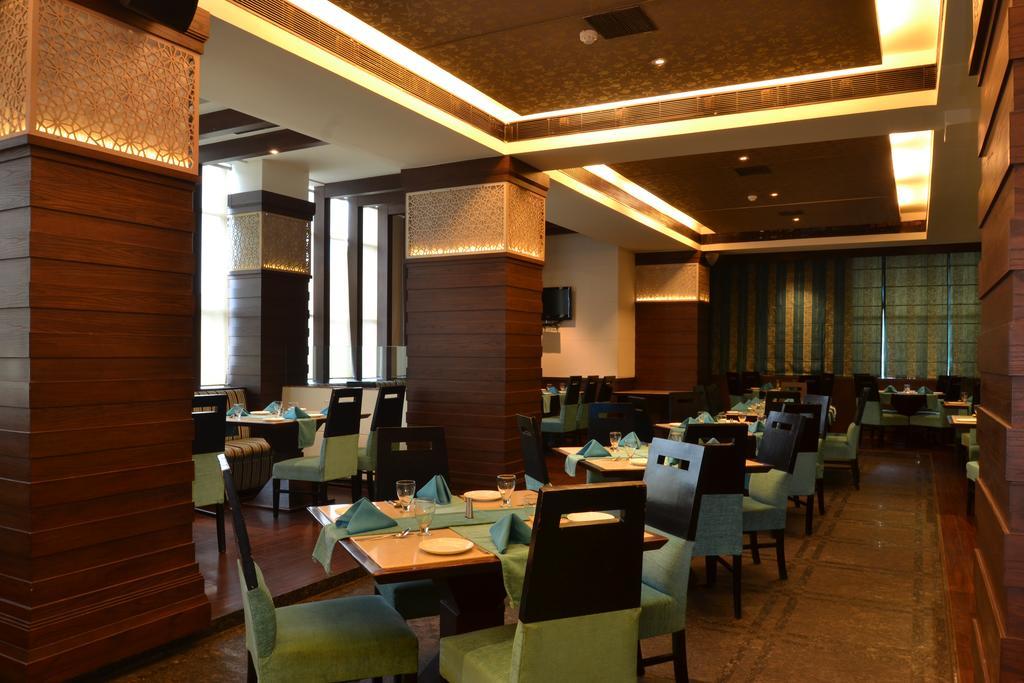 Hotel Royal Cliff Kanpur Exterior foto