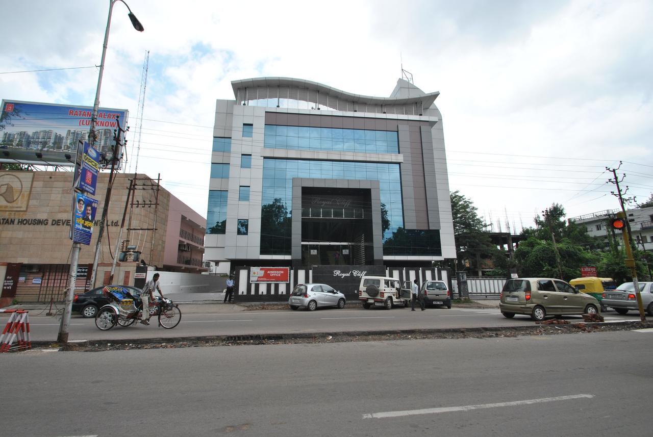 Hotel Royal Cliff Kanpur Exterior foto