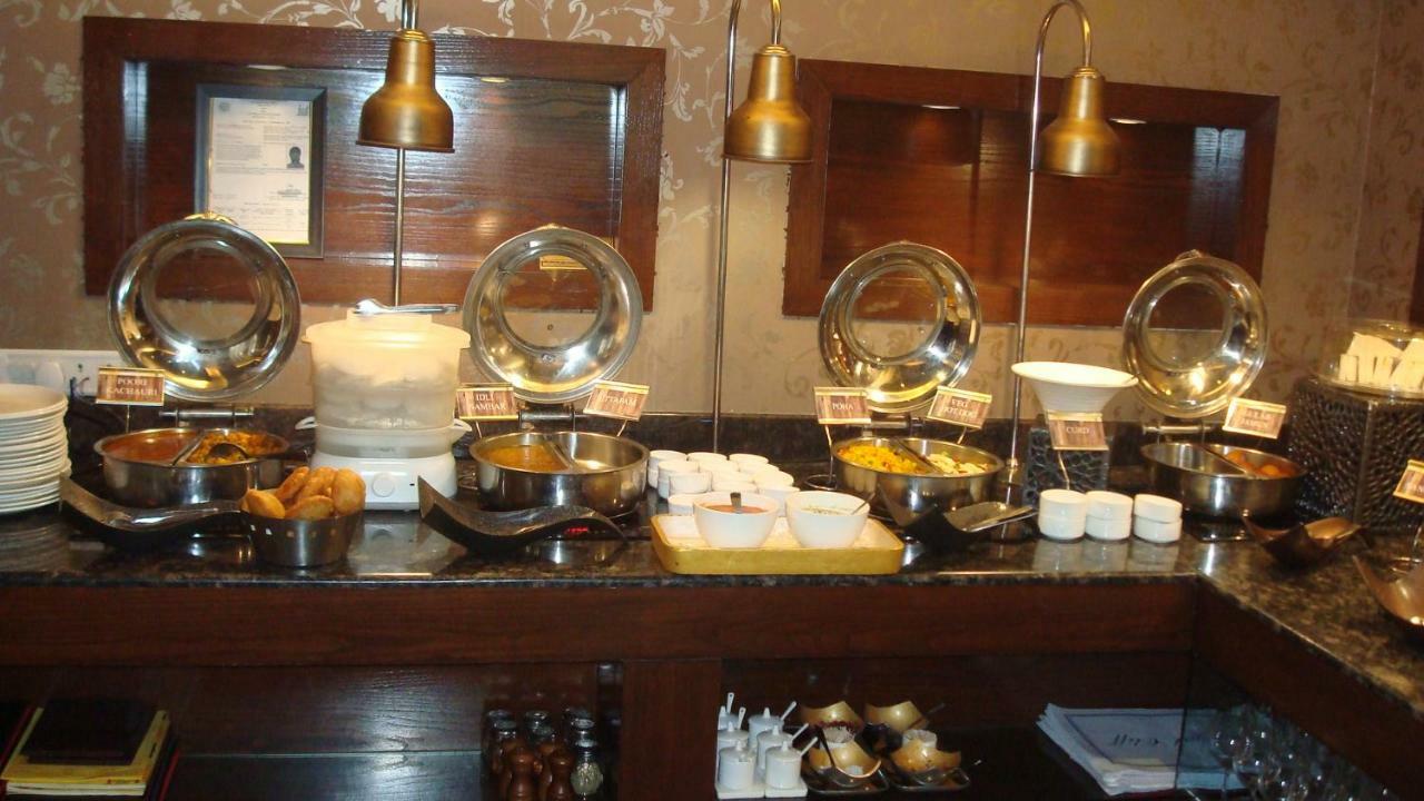 Hotel Royal Cliff Kanpur Exterior foto