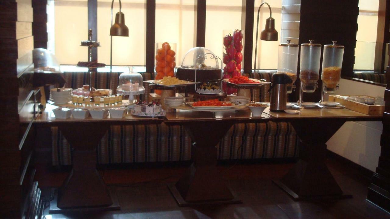 Hotel Royal Cliff Kanpur Exterior foto