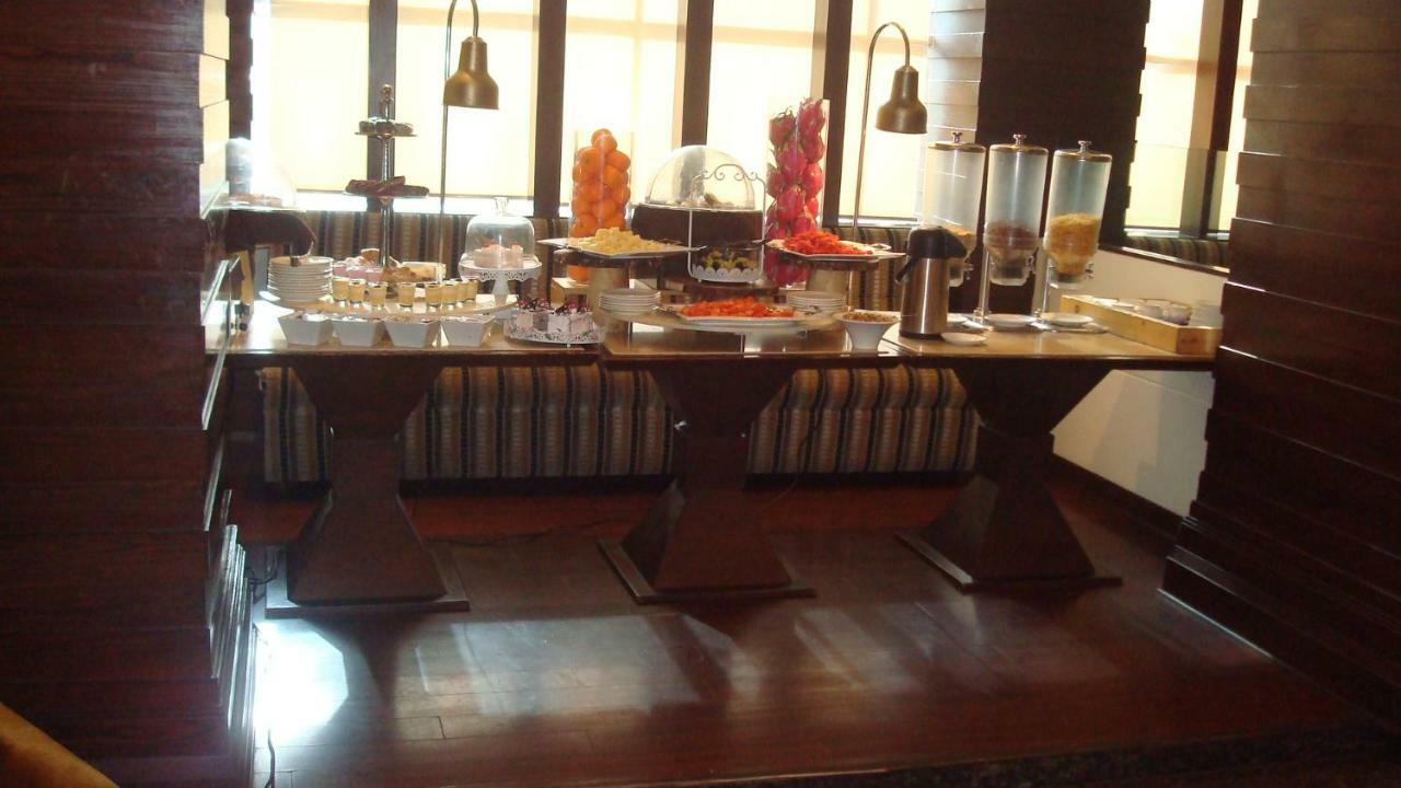 Hotel Royal Cliff Kanpur Exterior foto